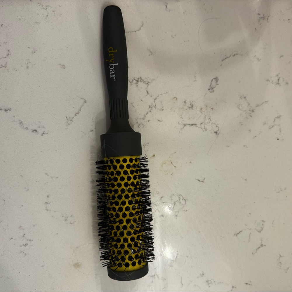 Dry bar round brush